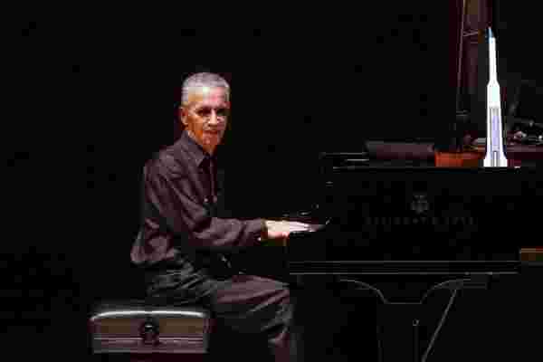 当基思·贾瑞特 (Keith Jarrett) 演奏一架非常破的钢琴时... 然后卖出3.5万张专辑？