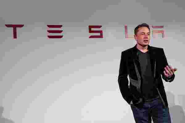 埃隆·马斯克 (Elon Musk) 解释了为什么他仍在特斯拉工厂地板上睡觉