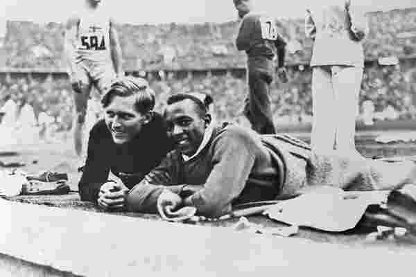 为什么这个德国奥林匹克运动员在希特勒观看的时候帮助杰西·欧文斯？