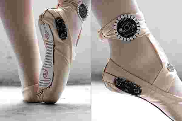 这些 “智能” 芭蕾舞鞋以数字方式绘制舞者的花哨步法