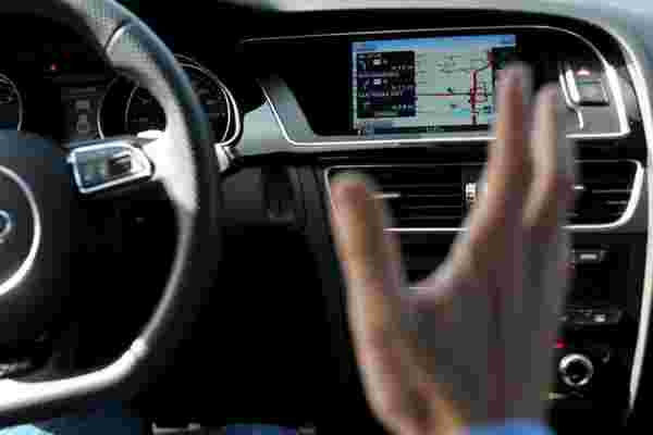 像智能手机一样的汽车仪表板可能会引起安全隐患
