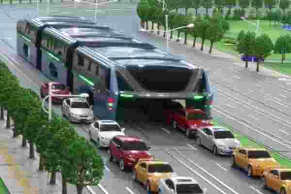 这种吞车装置实际上是一辆未来派的城市公交车